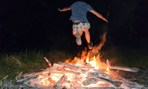 Недоглядели: на Харьковщине 4-летняя девочка погибла после того, как упала в костер 