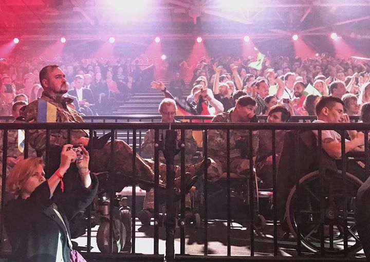 "Для меня это главное фото - смотрел на этих мужиков и не мог сдержать слез!" - фото раненых бойцов АТО на "Евровидении" до слез растрогало соцсети (кадры)