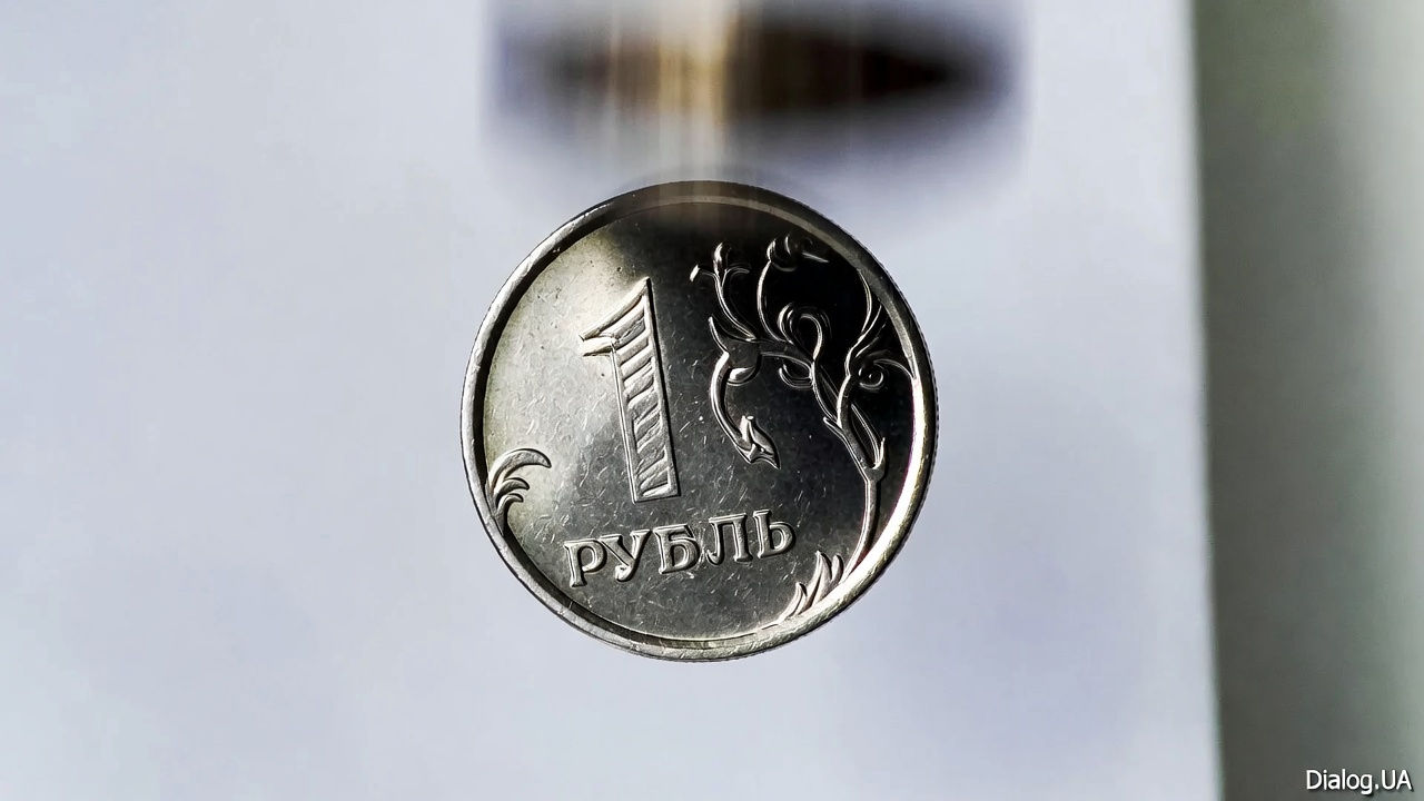 Рубль ускорил падение, несмотря на смягчение санкций против РФ и рост цен на нефть