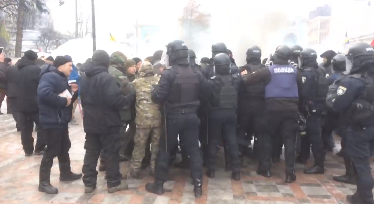 Под стенами Верховной Рады сожгли флаг России - начались первые столкновения: кадры