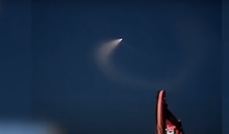 Излучал белый свет в ночном небе: над Пекином зафиксировали появление пугающего НЛО – кадры