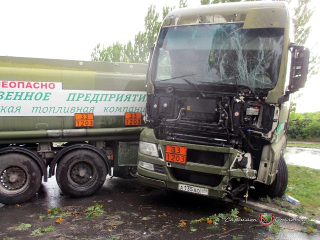 В Горловке из-за крупного ДТП перекрыта трасса: бензовоз снес деревья и "сложился" пополам – соцсети "гудят"