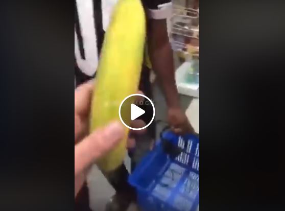 "Давай хавай!" - видео издевательства расиста над африканцем в супермаркете Киева возмутило Сеть