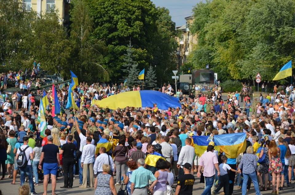 Национальные флаги, вышиванки, военная техника, море людей и искренние радостные улыбки в Краматорске