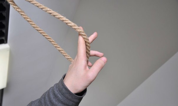 Шокирующий суицид школьника в Узбекистане: не выдержав унижений педагога из-за денег, ученик повесился после урока