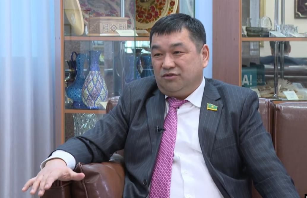 В Казахстане депутата выгнали из парламента после заявления про Украину: появилось видео