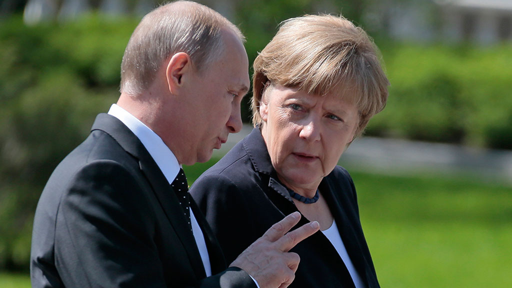Меркель выяснила у Путина, почему Россия вывела своих военных из СЦКК: названа официальная причина