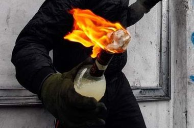 Финансовый Майдан под Радой: активисты готовят коктейли Молотова и сносят покрышки