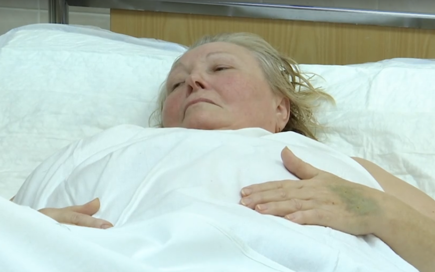 На Луганщине неизвестные, представившиеся военными АТО, прострелили живот пенсионерке - кадры