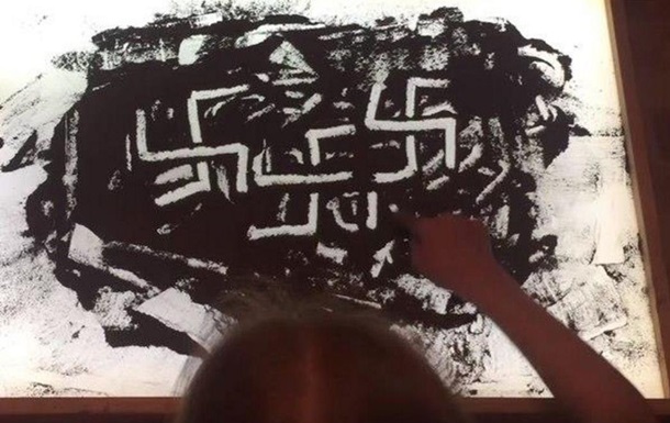 Сеть "стоит на ушах": дети России рисуют прахом 