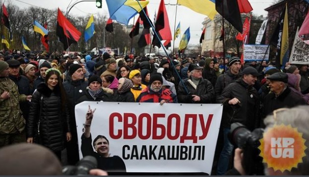 "Миша должен нас услышать! Мы победим": многотысячная колонна протестующих в Киеве с Майдана двинулась к СИЗО, где находится Саакашвили, - кадры