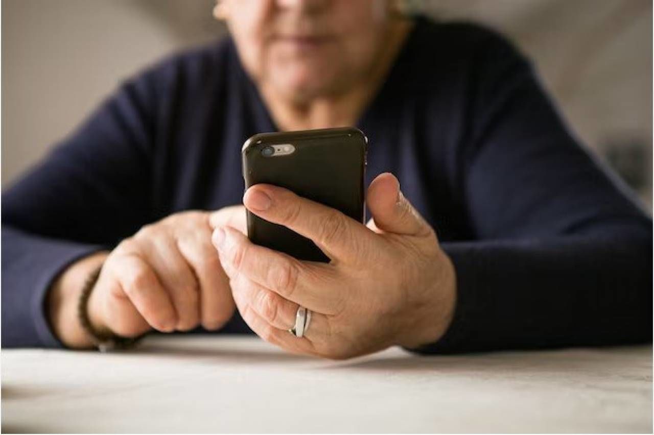 Пенсионерка напугана "привидениями" в телефоне: что происходит с гаджетом