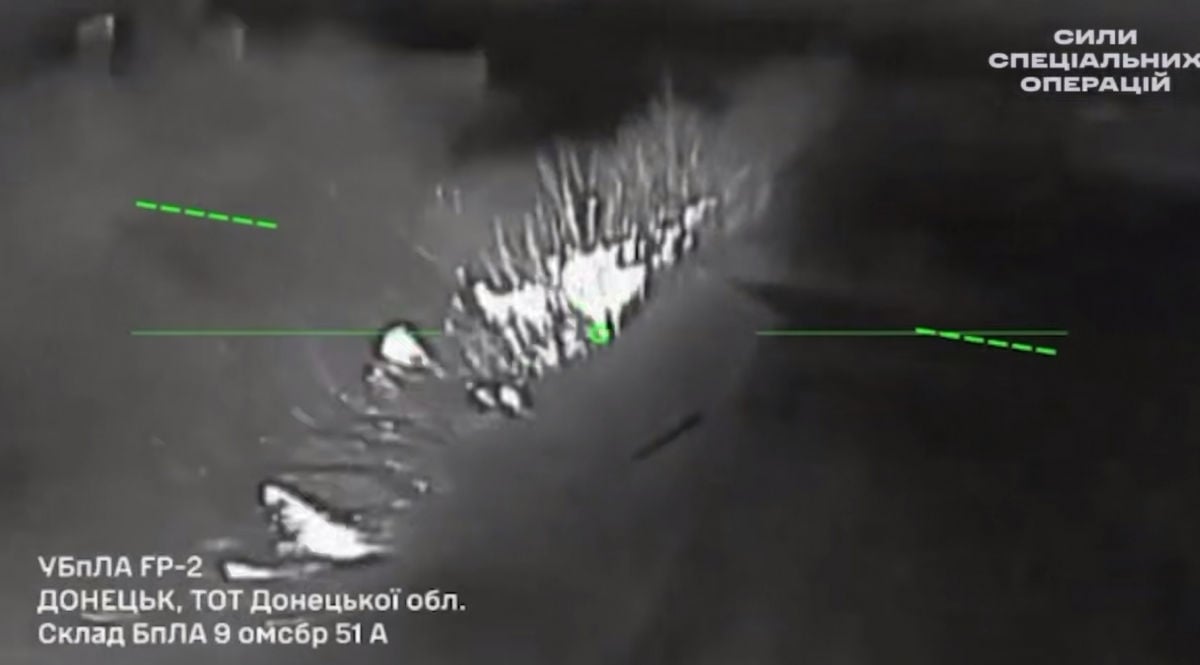 Дрони ССО розгромили склад БПЛА у Донецьку, поки окупанти грілися біля резервуарів на Луганщині, що горять
