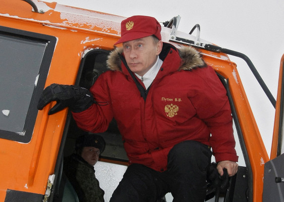 Страна рушится, а Путин отправился рубить лед на Север: появились кадры с путешествия президента РФ на северный архипелаг