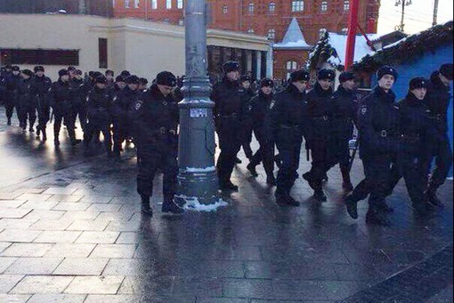 На Манежную площадь Москвы стягиваются силовики: ожидают акции в поддержку братьев Навальных - СМИ