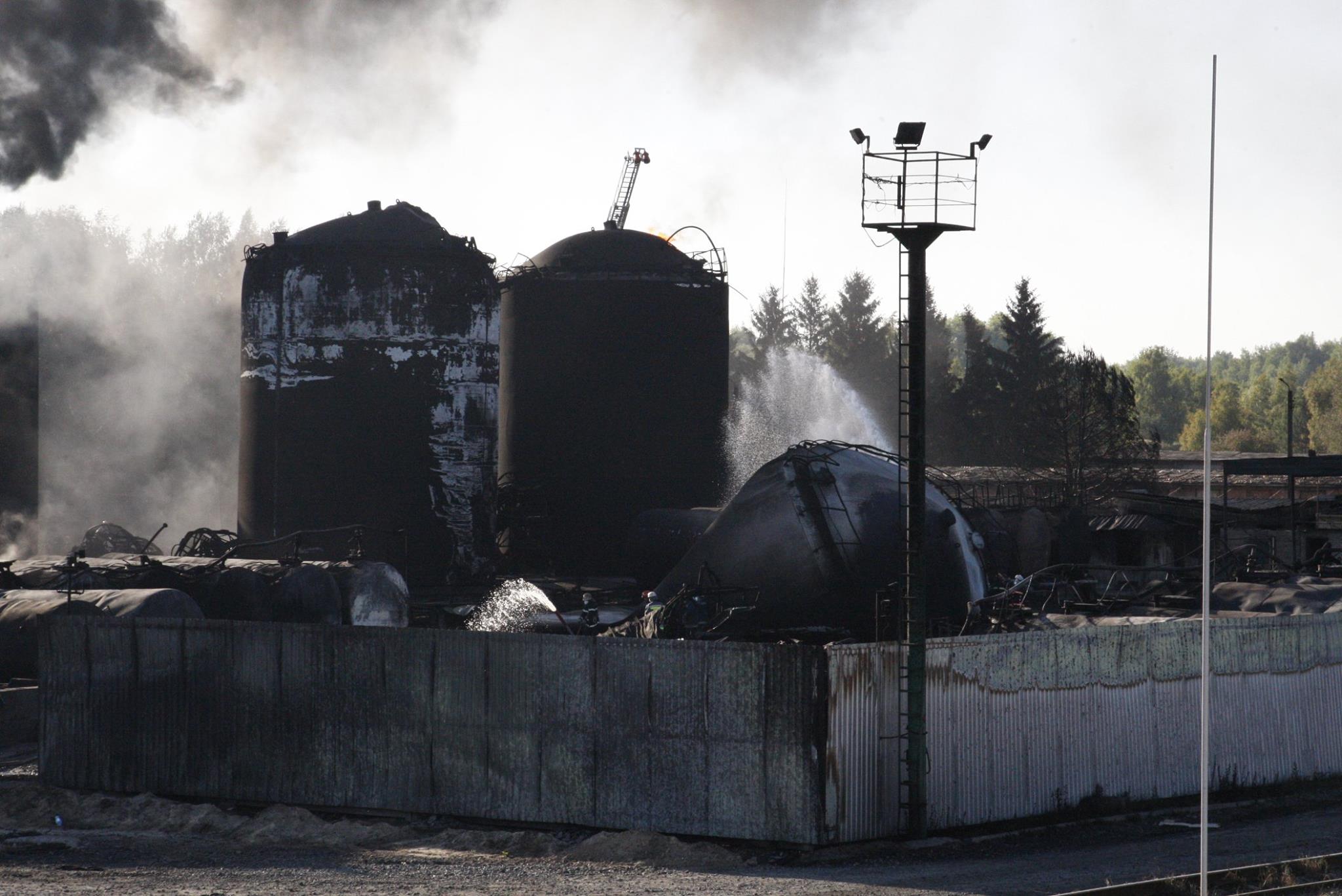 На нефтебазе под Киевом горят три резервуара. Спасатели готовятся провести пенную атаку
