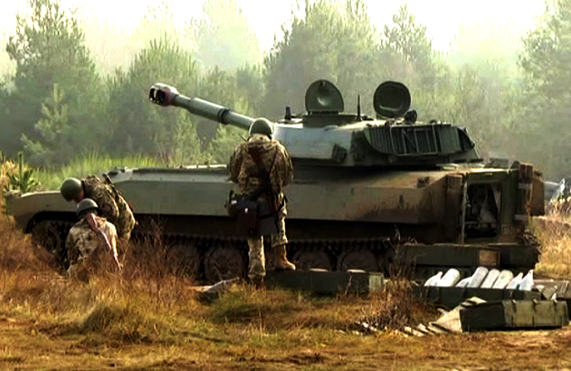 Курсантов-артиллеристов  учили правильно корректировать огонь на врага: кадры военных учений на Яворовском полигоне