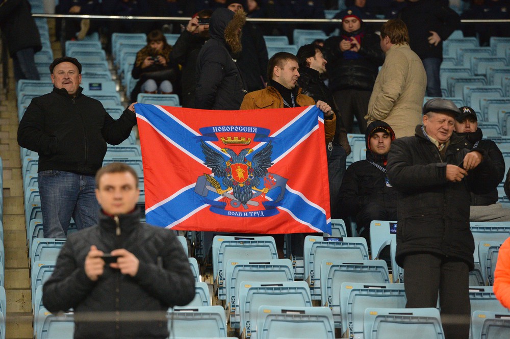 Болельщики вывесили флаг Новороссии на трибуне во время матча ЦСКА - "Манчестер Сити"
