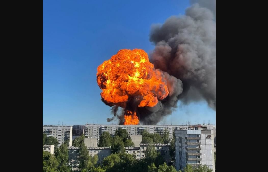 В российском Новосибирске взорвалась АЗС – возник крупный пожар, огонь не могут потушить из-за новых взрывов 