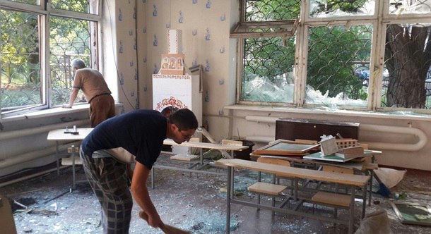 Первые кадры разрушений из Макеевки после утреннего обстрела боевиков: поврежденные школы и жилые дома, много выбитых стекол (кадры) 
