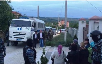 В Крыму продолжаются гонения татар: домой к замглаве Меджлиса приехал отряд ОМОН