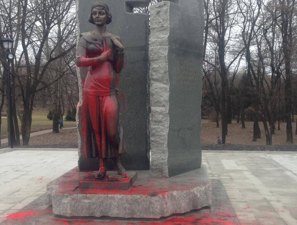 В столице Украины местные дикари поиздевались над мемориалом украинской поэтессе Елене Телиге