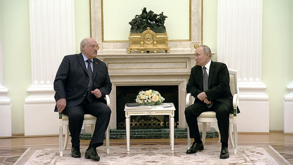 ​Лукашенко подколол Путина во время встречи, напомнив Сети знаменитый мем о Ельцине