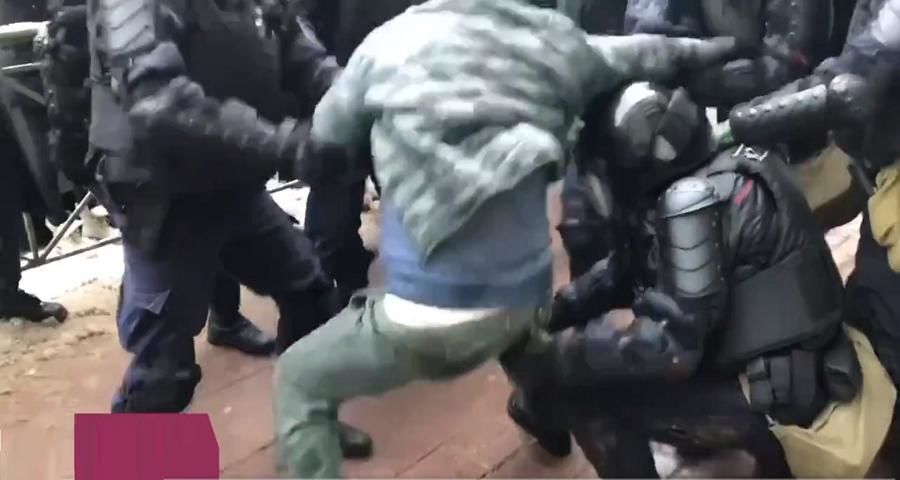 В Петербурге ОМОН применил электрошокеры, мужчину избивали впятером: люди кричат "Помогите!" 