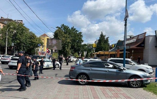 В Черкассах вооруженный мужчина захватил "МакДональдз": первые кадры с места ЧП