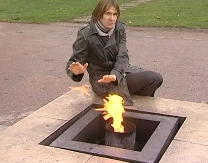 В Санкт-Петербурге пьяный парень уснул у Вечного огня и обгорел