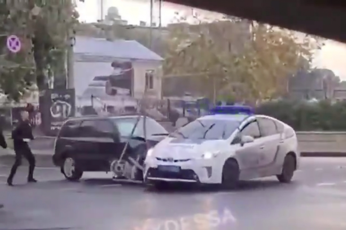​"Форсаж" на улицах Одессы: мужчина протаранил машину полиции, попал в 4 ДТП и врезался в дерево