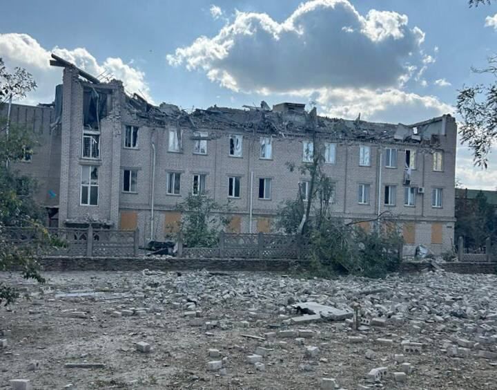 В Сети появилось видео авиаудара оккупантов по больнице в Херсонской области, есть раненые