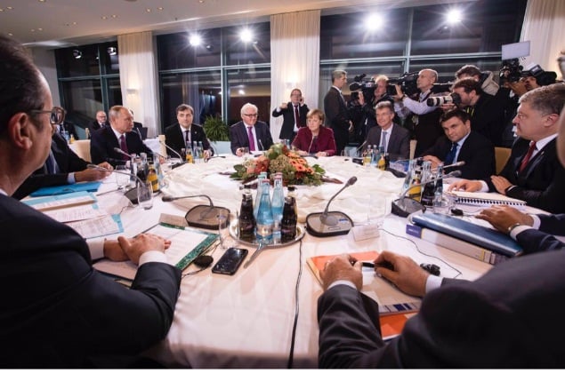 Путина посадили напротив Порошенко в резиденции Меркель, президент РФ все время отводит взгляд: первые кадры со встречи глав "четверки" в Берлине