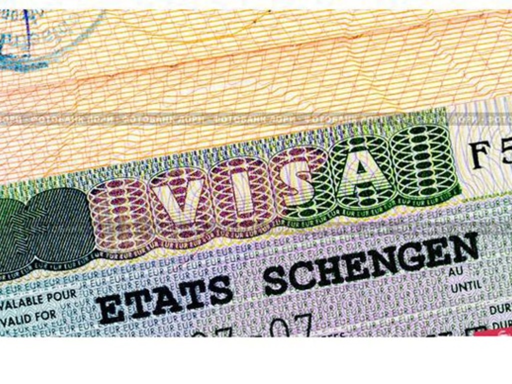 По биометрическим паспортам украинцам не выдают шенгенские визы - СМИ