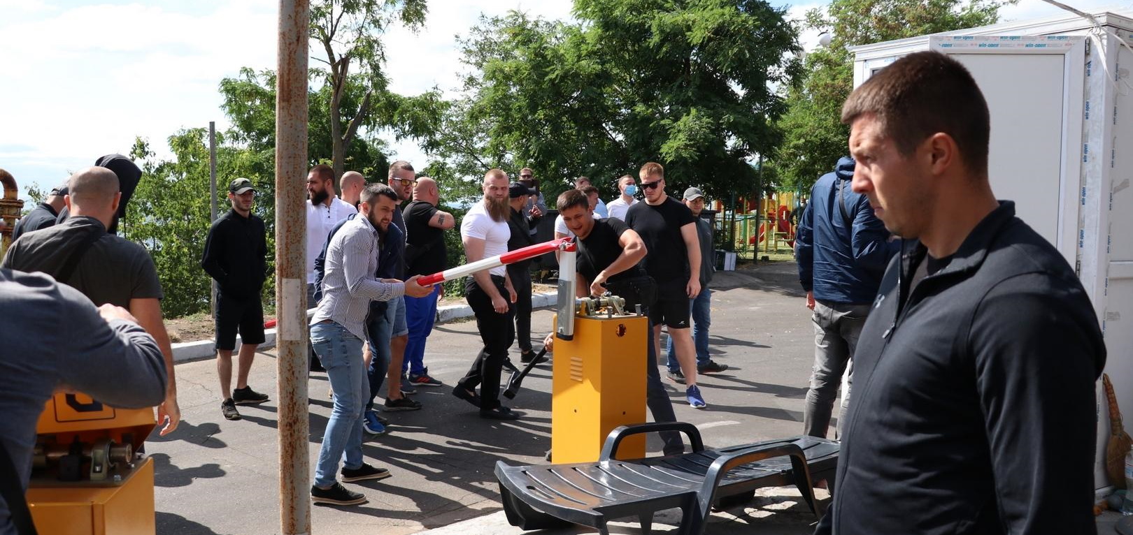 Нардеп от "слуг народа" Дмитрук снес будки и шлагбаумы у въезда на пляж в Одессе