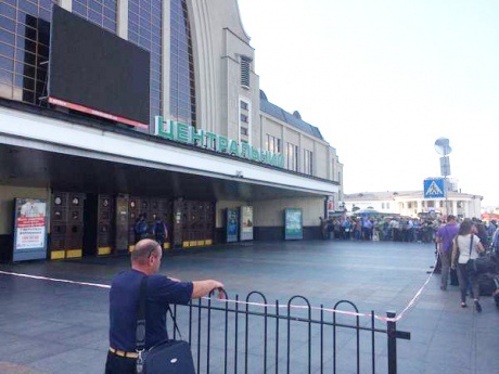 Киевский железнодорожный вокзал в очередной раз "заминирован"