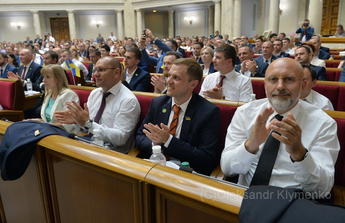 "Слуга народа" давит на Ахметова по конспектам Коломойского - детали