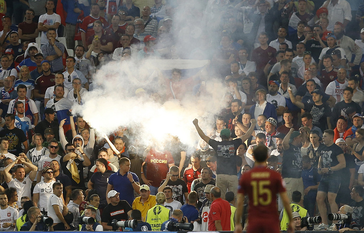 УЕФА рассмотрит поведение российских фанатов-хулиганов после игры с Англией