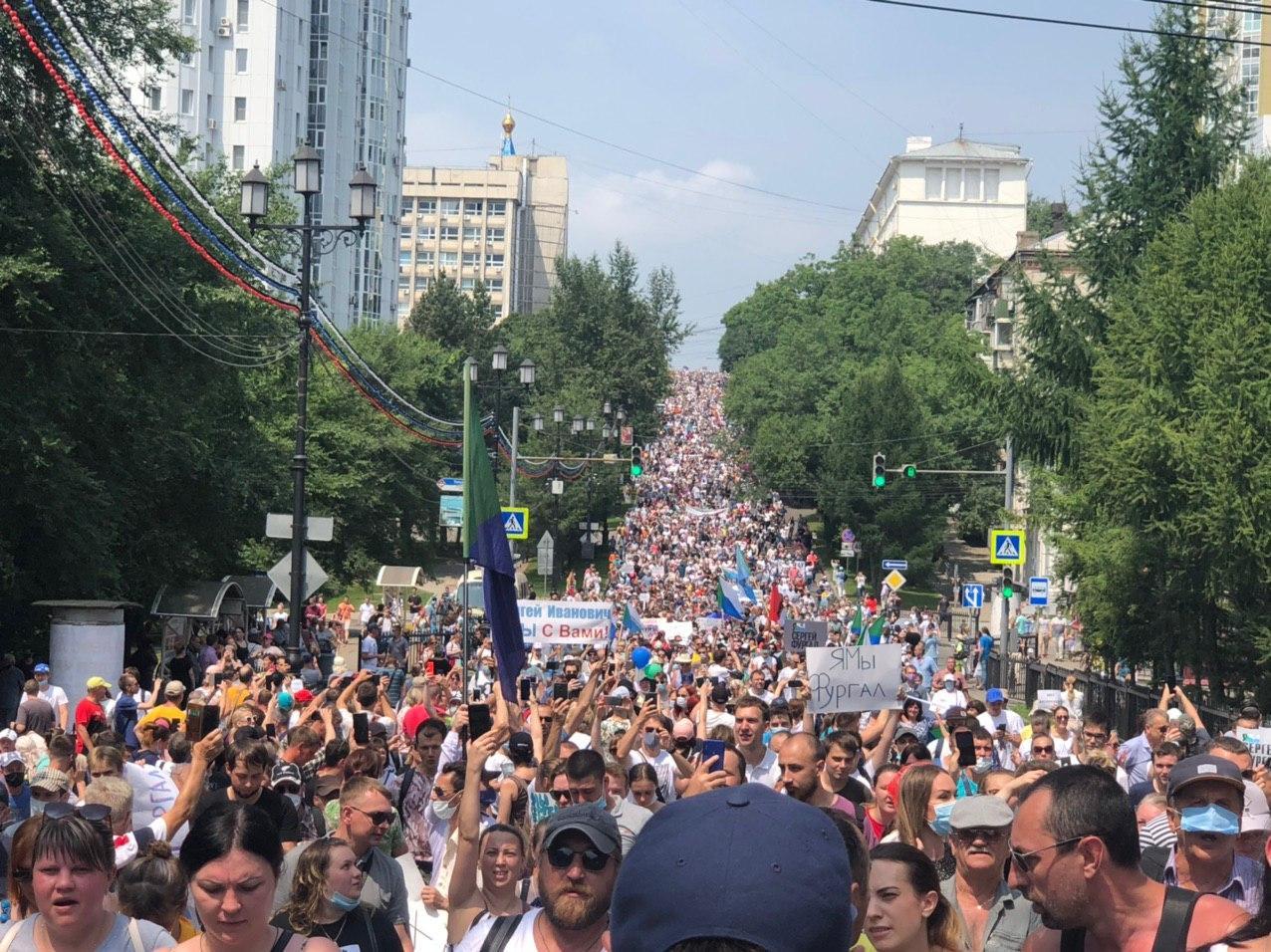 Протесты из Хабаровска перекинулись на Москву и Санкт-Петербург: тысячи людей вышли на улицу