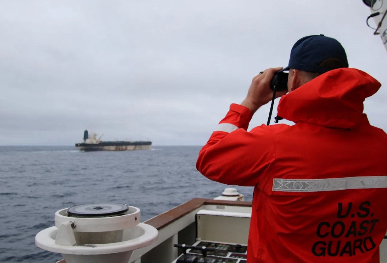 Морпехи высадились с эсминца – в армии США выступили с заявлением по поводу захвата российского танкера Olina