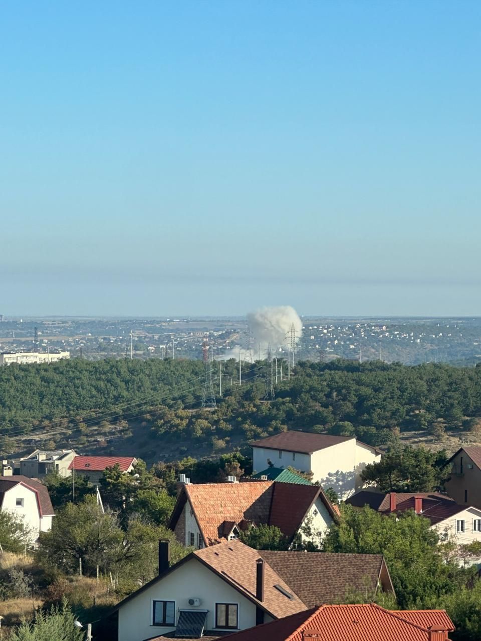 В Севастополе прогремел мощный взрыв - жители города видели ракету