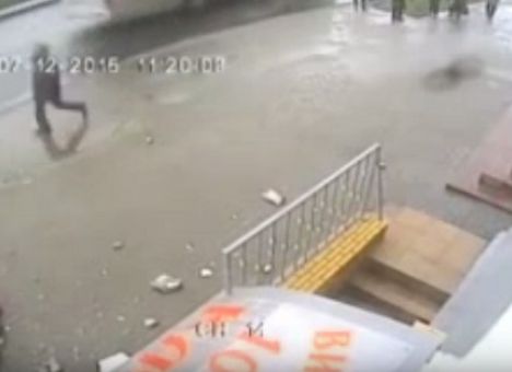 В Москве рухнувшая с балкона лепнина убила пенсионера. Никто даже не подошел к пострадавшему