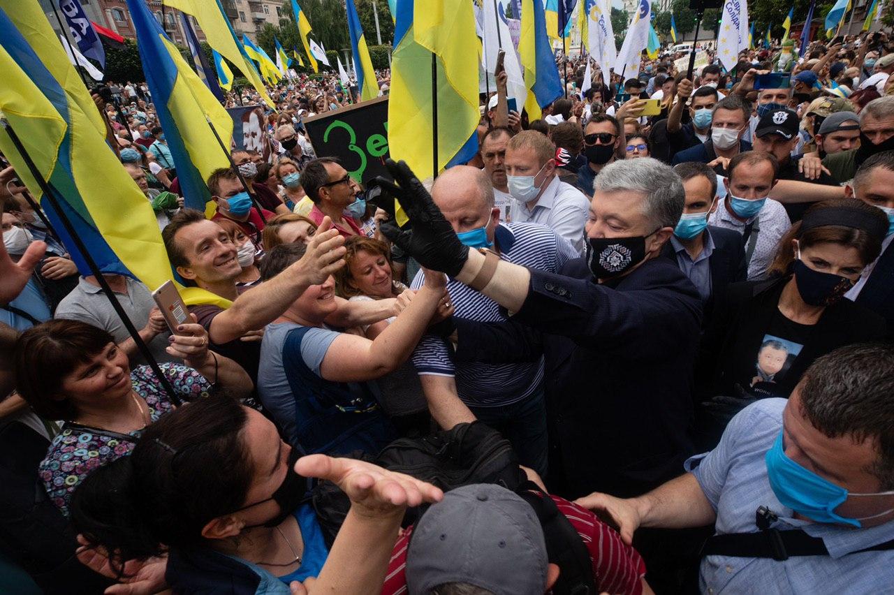 Тысячи украинцев рукоплескали Порошенко под Печерским судом: "Дякуемо, Гетьмане" 