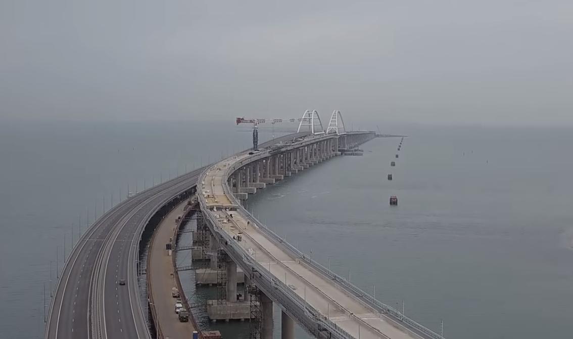 Свежее фото Керченского моста в Крым вызвало ажиотаж соцсетей: российские власти скрывают нечто важное