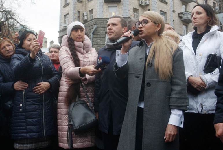 СМИ: В Коломые местные жители устроили масштабный протест против выступления Тимошенко: "20 лет лжи"