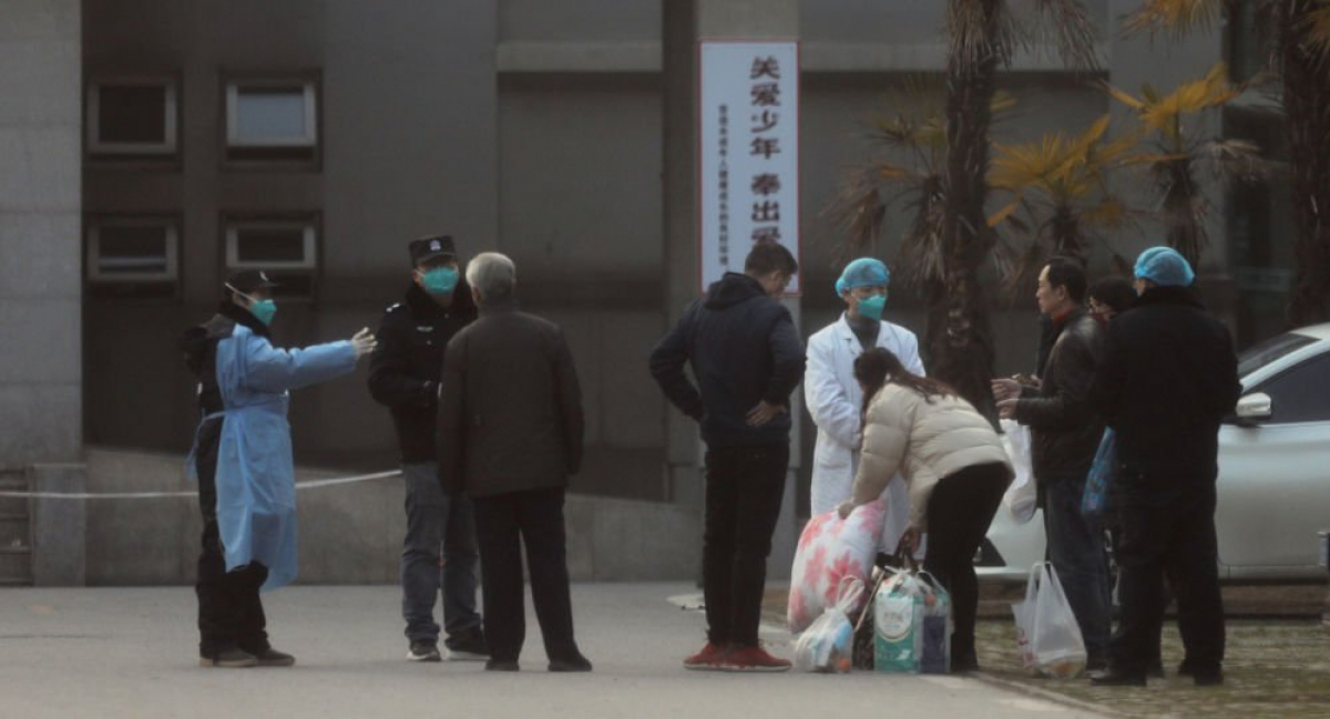 Появились видео из Китая, как люди падают посреди улицы от вируса