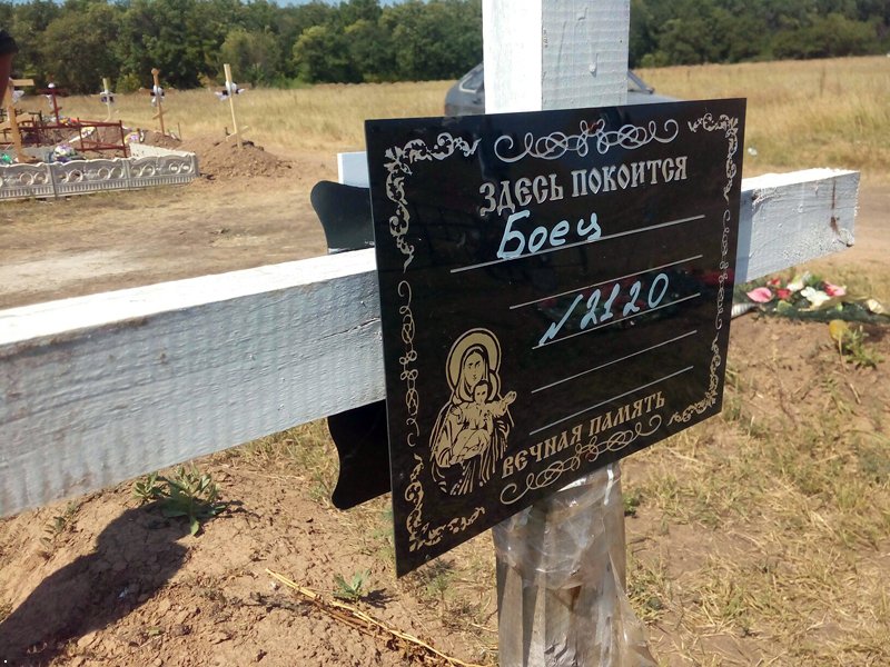 Война на Донбассе: в Сети показали знаковое фото с кладбища боевиков, от которых не осталось даже фамилии