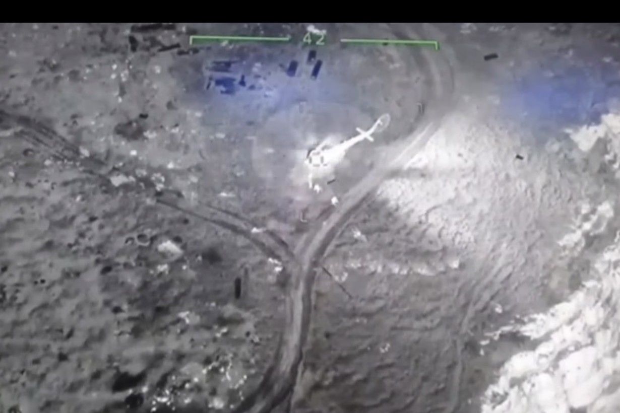 ​Bayraktar сорвал высадку десанта ВС РФ на Змеином: российский вертолет разнесло на запчасти
