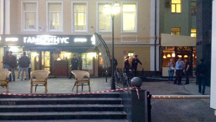 В московском ресторане "Гамбринус" находится мощная бомба, эвакуированы посетители, спецслужбы ищут взрывное устройство