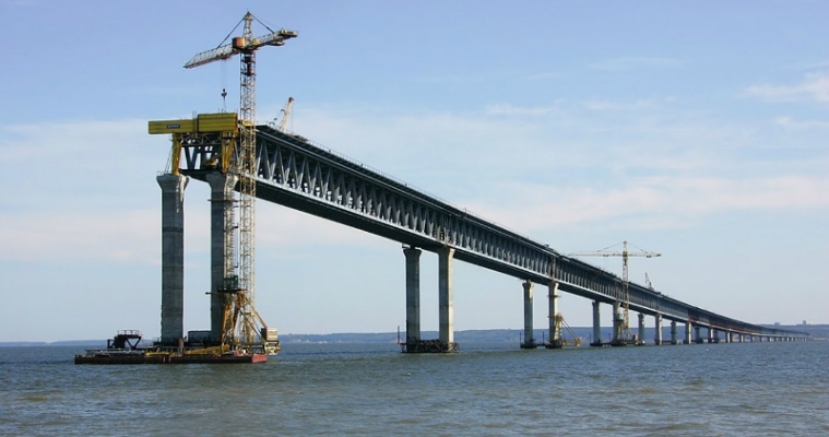 Оккупационные власти Крыма, наплевав на международные нормы, отдали России десятки земельных участков под строительство Керченского моста